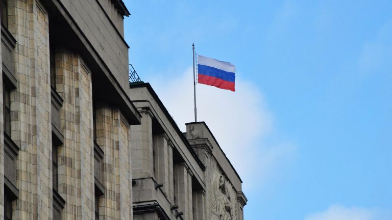 Комитет Госдумы одобрил проект об установлении МРОТ в 27093 рубля