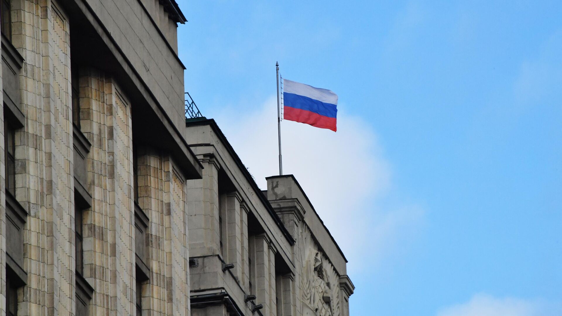 Комитет Госдумы одобрил проект об установлении МРОТ в 27093 рубля