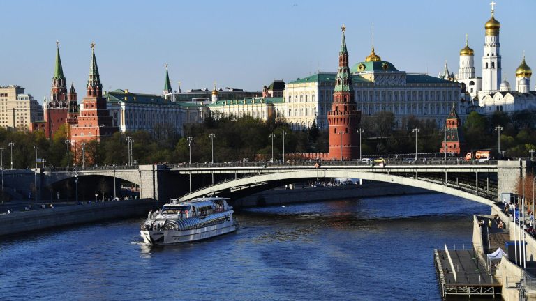 Песков: экономика России обладает значительным запасом прочности