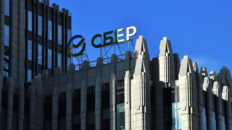 Сбербанк сохранил прогноз роста средств юрлиц в российских банках в 2025 г на уровне 2-4%