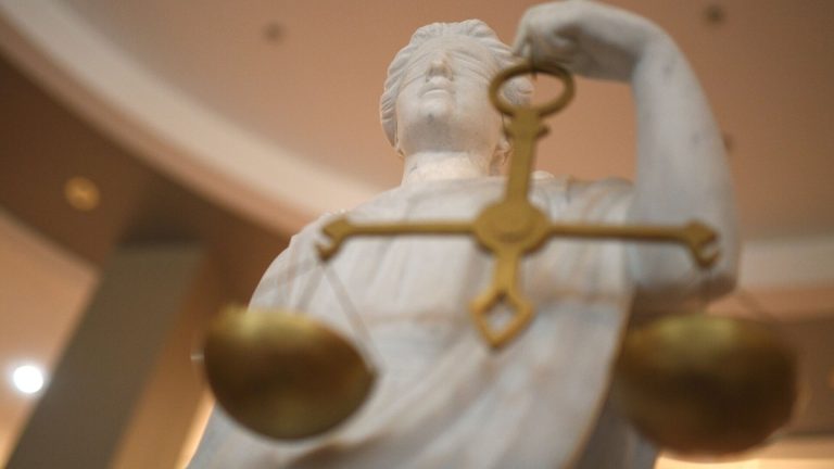 Суд отложил рассмотрение дела об афере с квартирой Ларисы Долиной на 29 октября