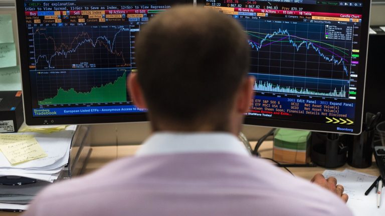 Российский рынок акций начинает пятницу умеренным ростом в ожидании решений ЦБ