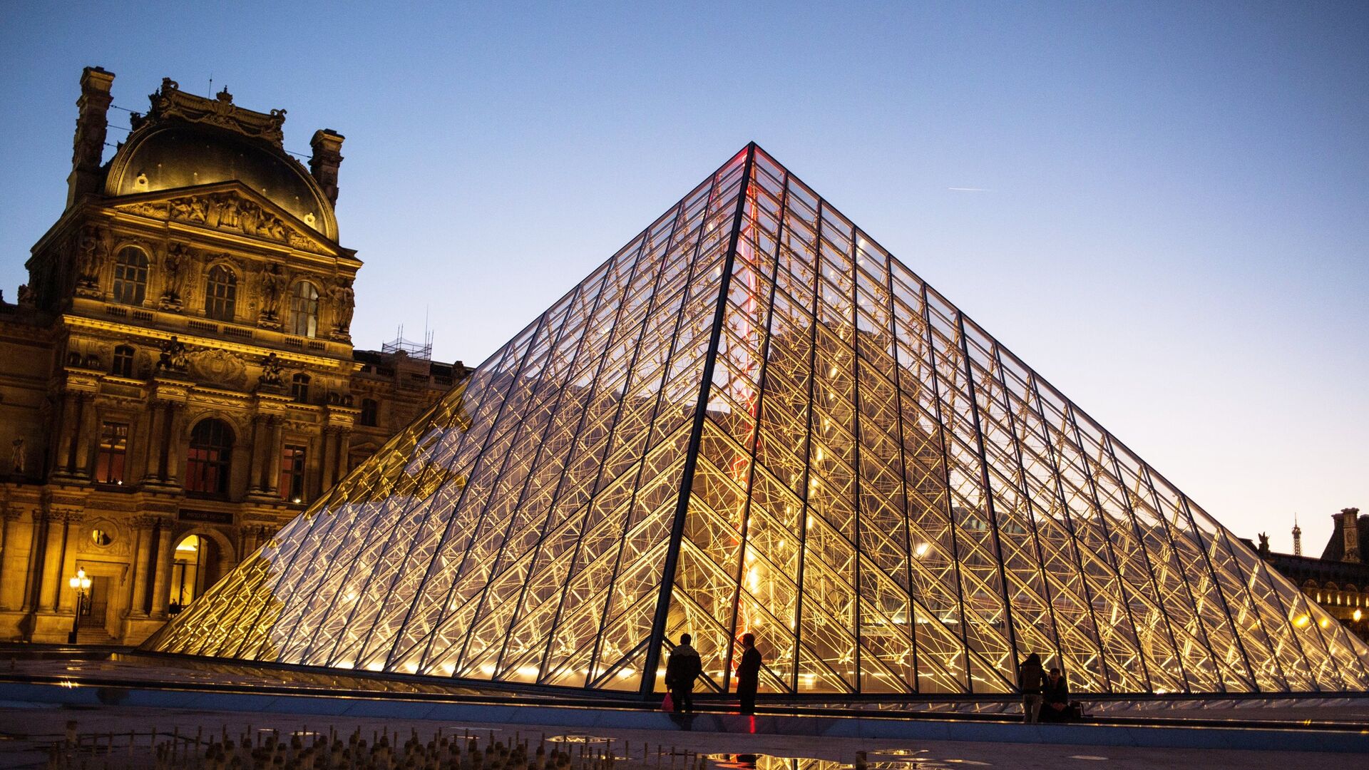 Подстаницкий: украденные из Лувра драгоценности не смогут выставить на аукционах