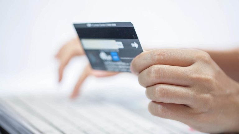 МВД: не стоит делиться цифрами на оборотной стороне банковской карты и пин-кодом