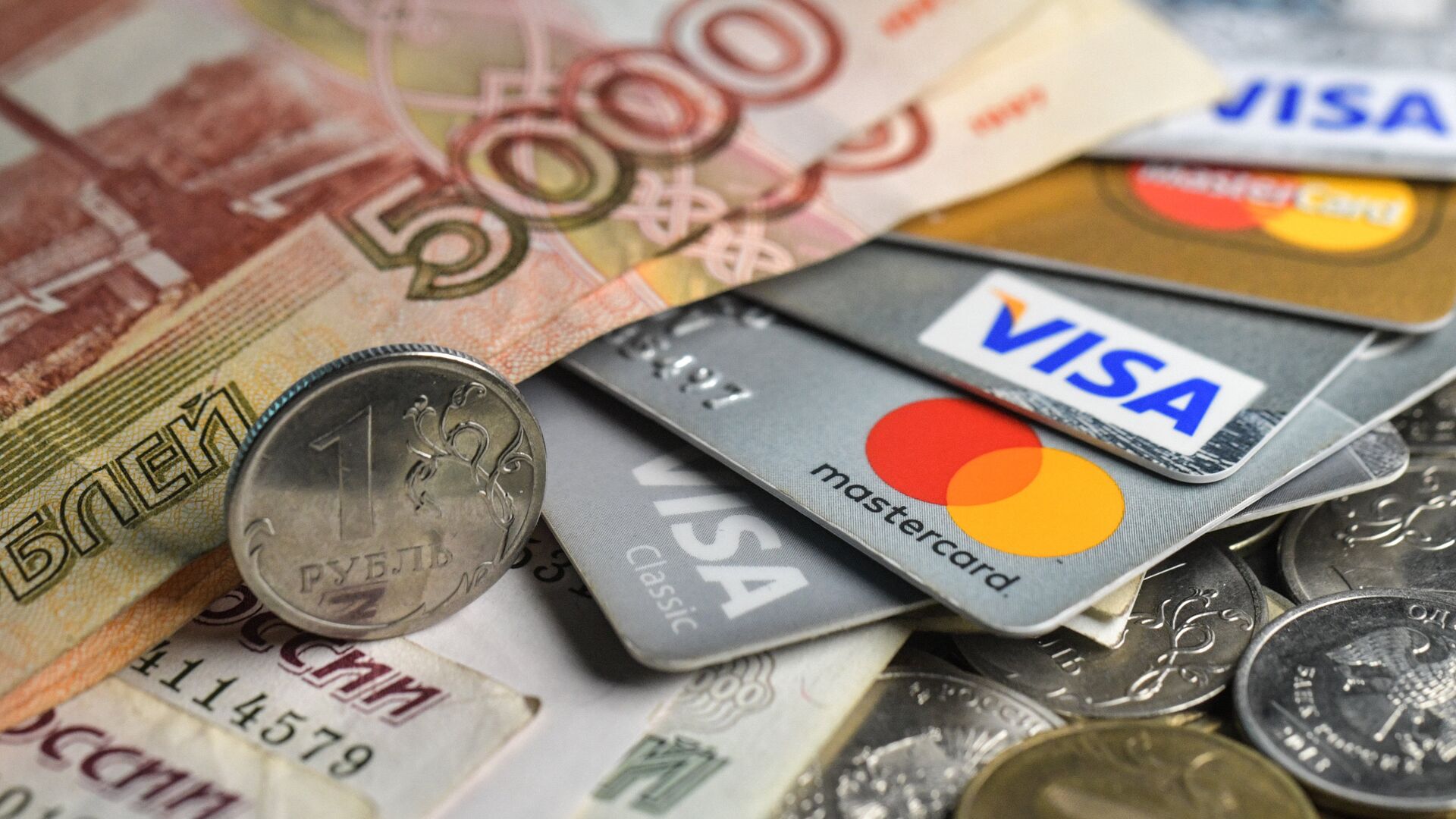 Банки обязаны отказать в выдаче карты, если клиент находится в базе мошенников