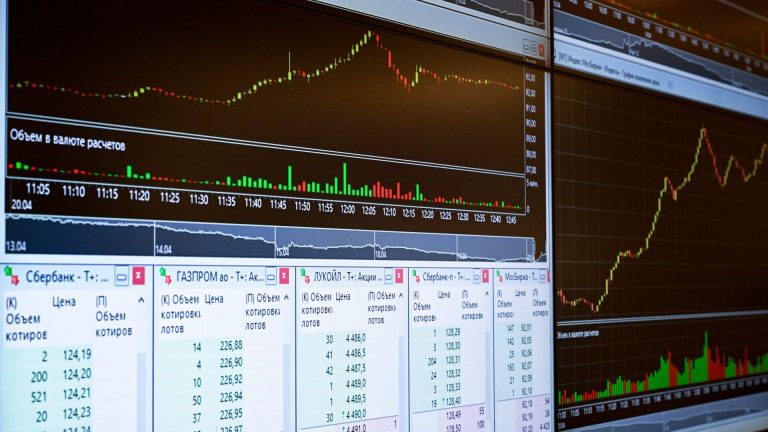 Российский рынок акций в основную сессию пятницы уверенно вырос