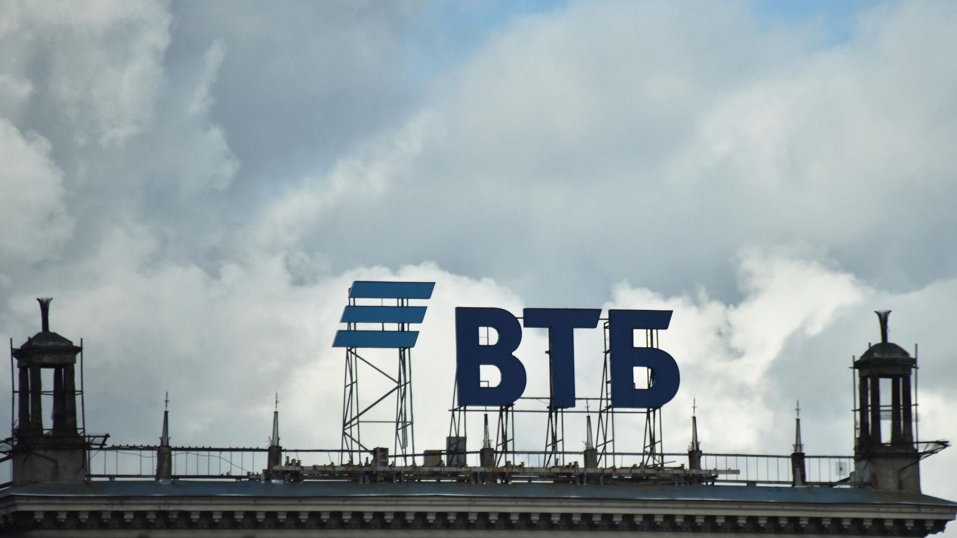 Группа ВТБ в январе-октябре увеличила чистую прибыль по МСФО до 407,2 миллиардов рублей