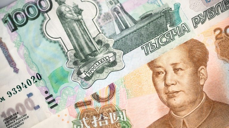 Курс рубля снижается к юаню на Московской бирже в первые часы торгов вторника