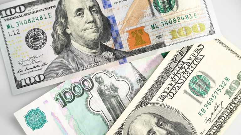 Внебиржевой курс доллара поднялся выше 81 рубля впервые с 24 октября