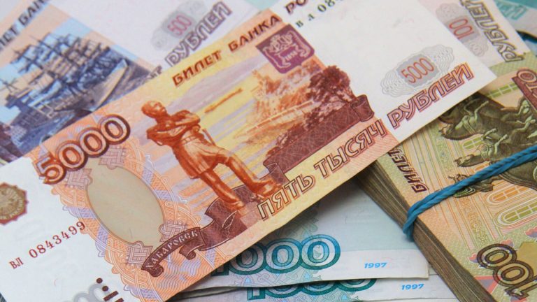 Доля рубля в расчетах за экспорт России в сентябре почти достигла рекордных 60 процентов