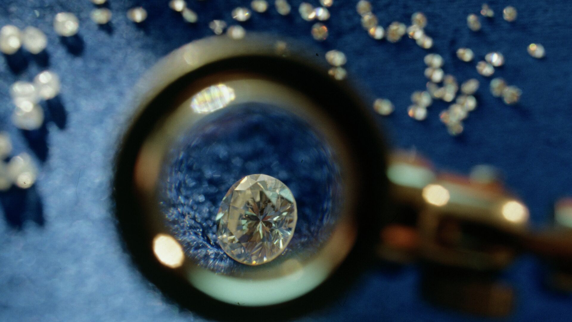 Топ-менеджер «Алросы» Тахиев: спрос на бриллиантовые украшения в мире остается высоким