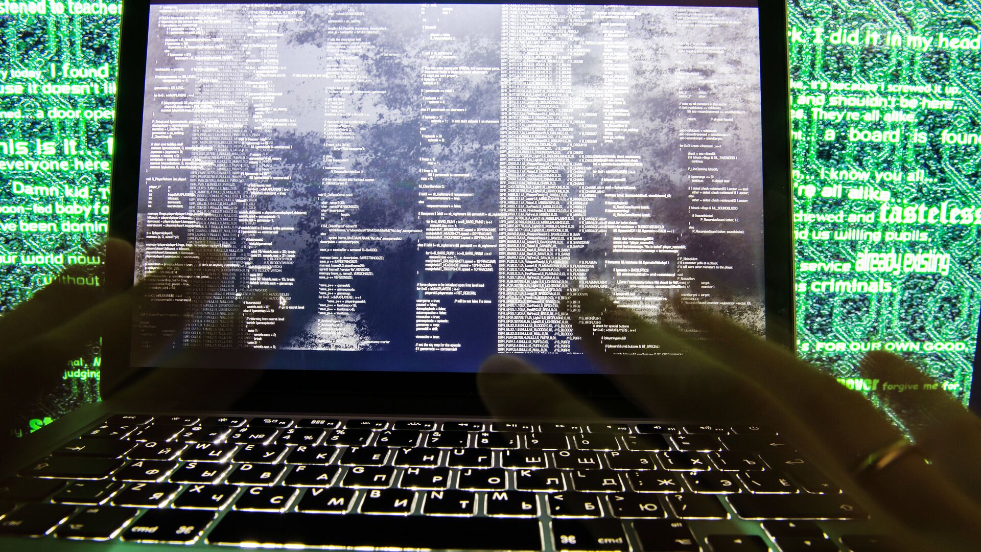 ВТБ: мошенники используют фишинг, фейковые билеты и новогодние розыгрыши