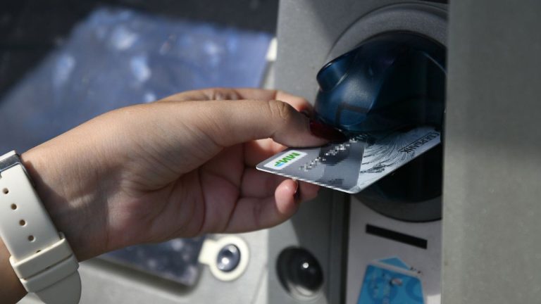 Банки в России стали перепроверять у клиентов снятие крупных сумм наличных через банкомат
