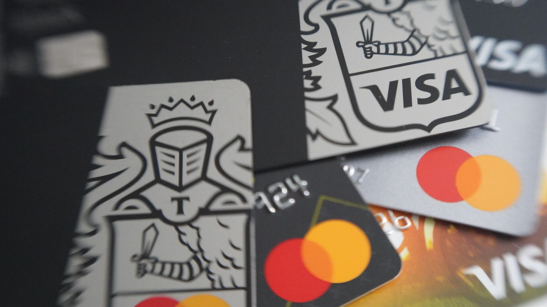 Второй пакет против мошенников ограничивает число банковских карт и вводит симки для детей