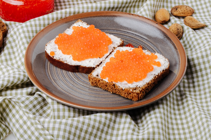 Бутерброд с красной икрой за год стал дороже на 13%