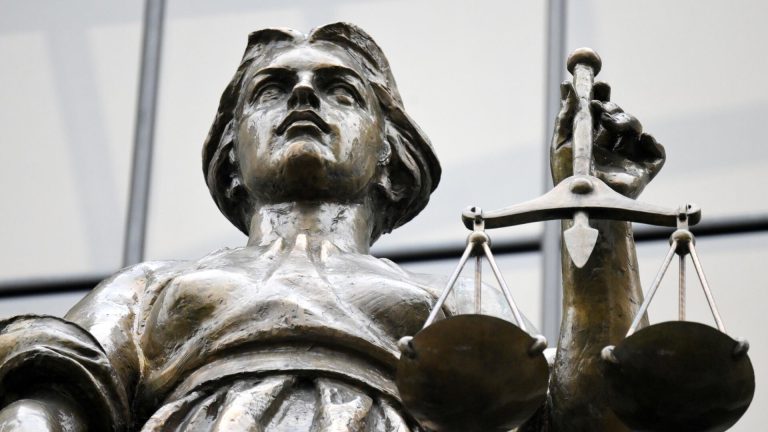 Соловьев: юридическую точку в деле с квартирой Долиной поставит передача ключей