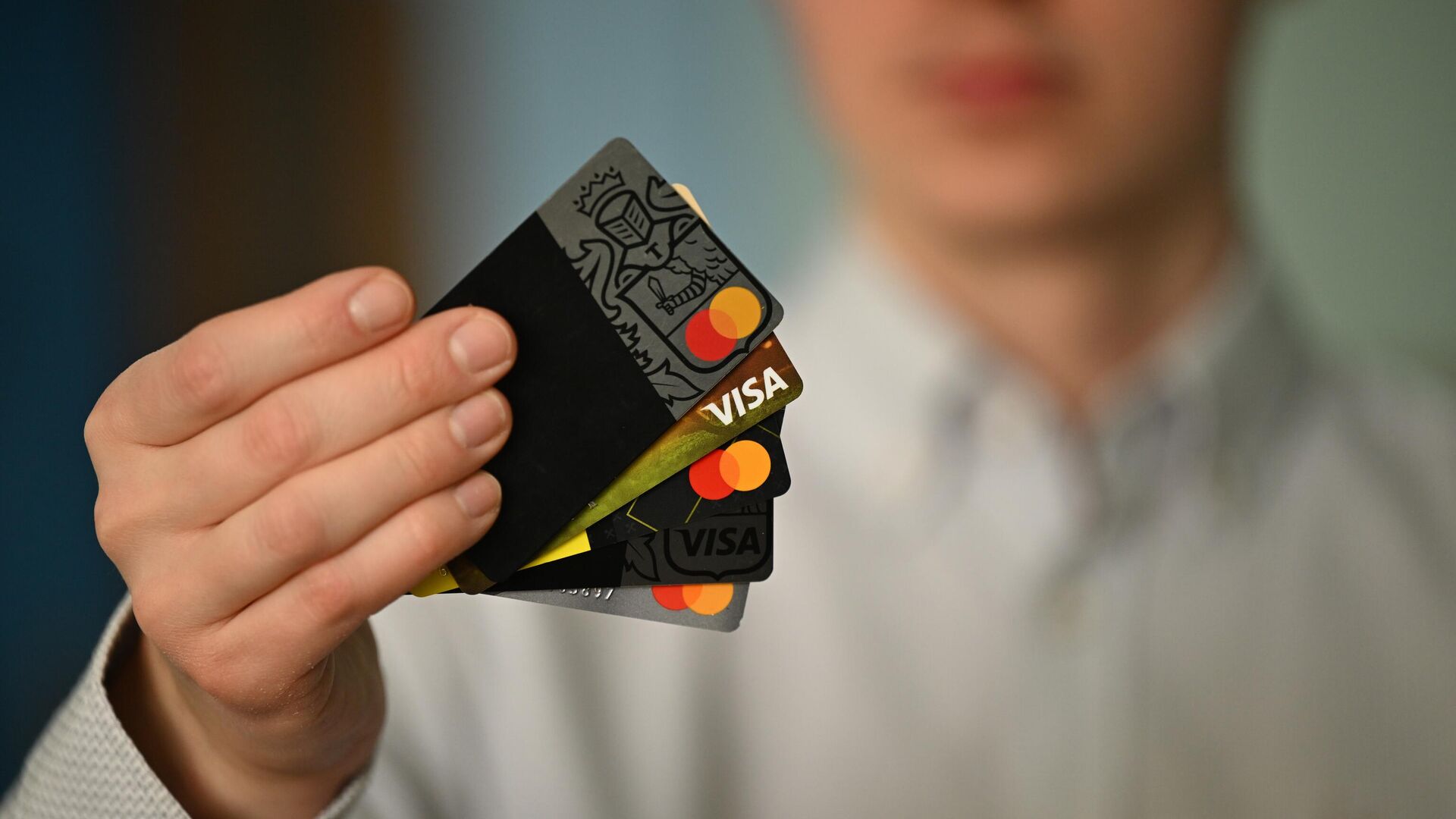 «Ъ»: c начала года банки в России заблокировали миллионы карт и счетов физлиц