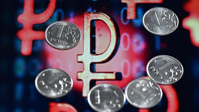 Шнейдерман: курс рубля в феврале зависит от решения Центробанка по ставке