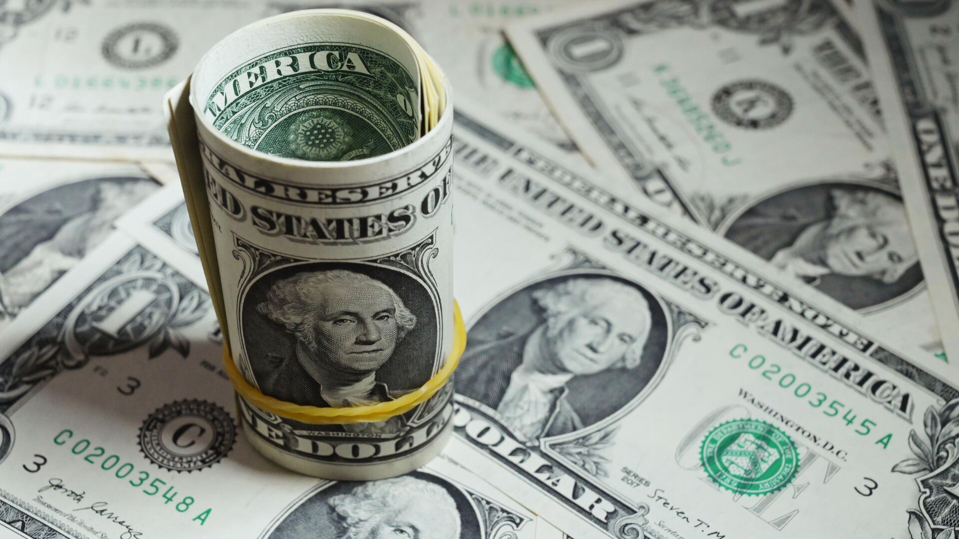 «Валюты больше не будет». Доллар начал обвальное падение