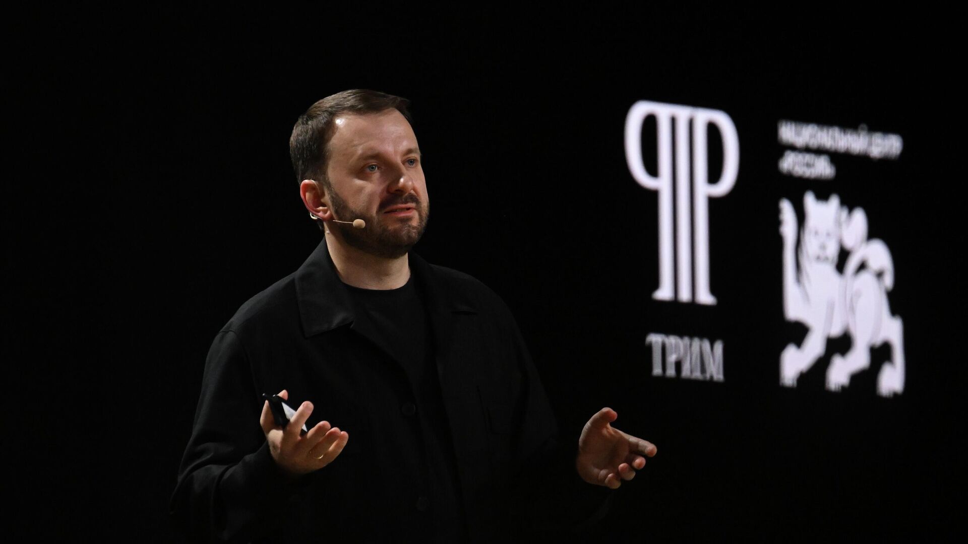 Орешкин: используя финансовую систему как оружие, Запад разрушает ее