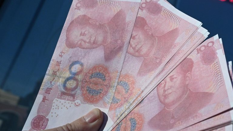 Курс юаня к рублю на Московской бирже снижается в первые часы торгов пятницы
