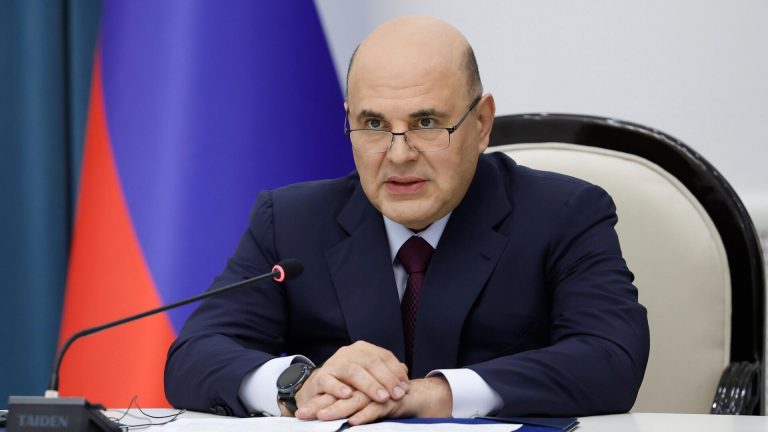 Мишустин: власти будут работать над прогнозом, как стимулировать экономический рост