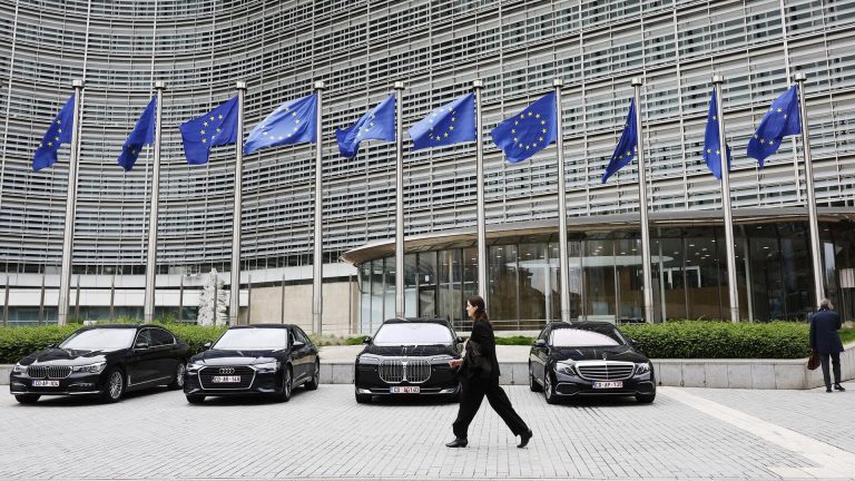 ЕК призывает Венгрию выполнить свои обязательства и не блокировать кредит для Украины