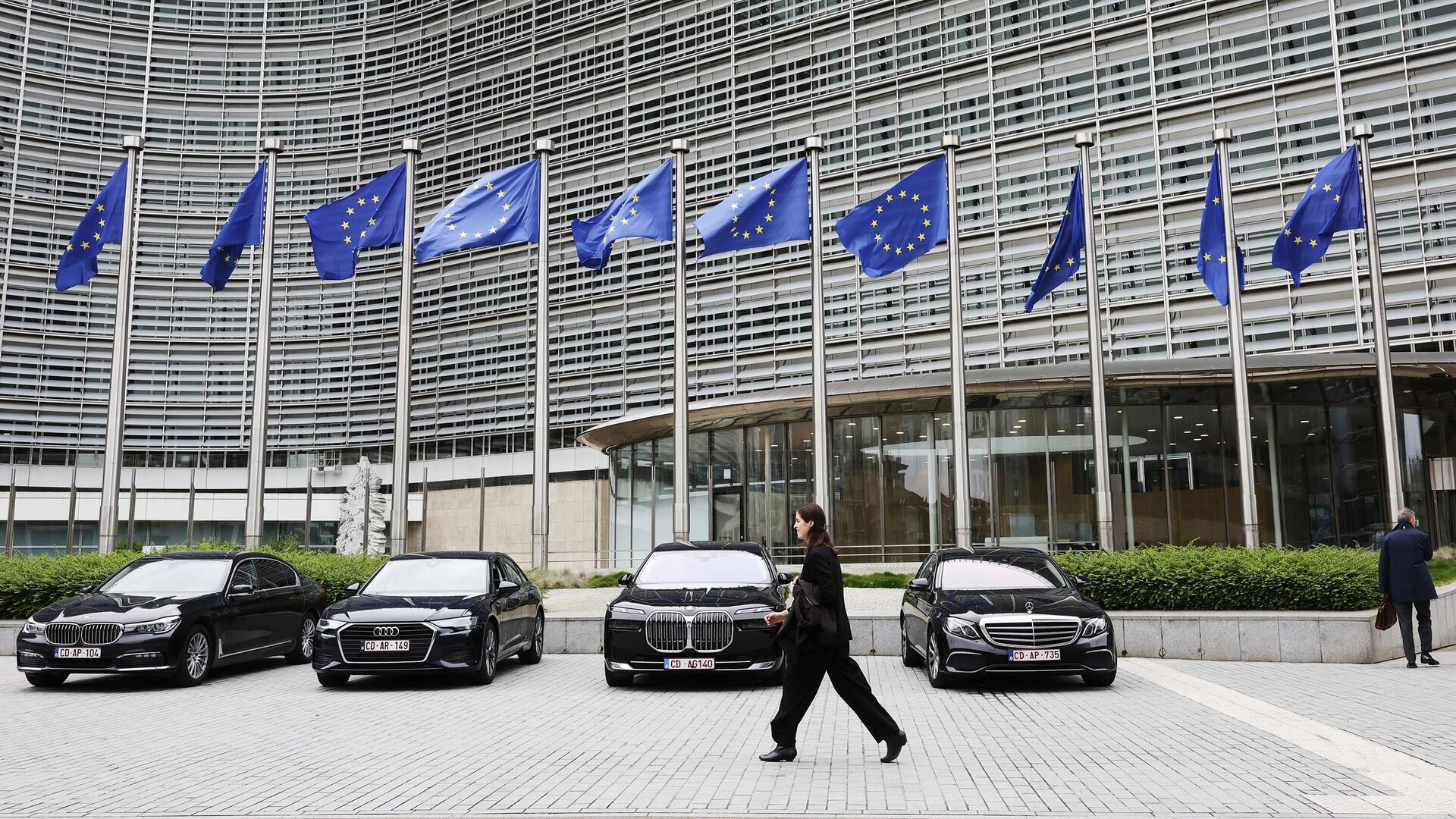 ЕК призывает Венгрию выполнить свои обязательства и не блокировать кредит для Украины