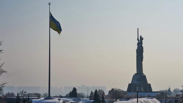 На Украине с 25 февраля введут в оборот номиналом в 200 гривен с нацистским лозунгом