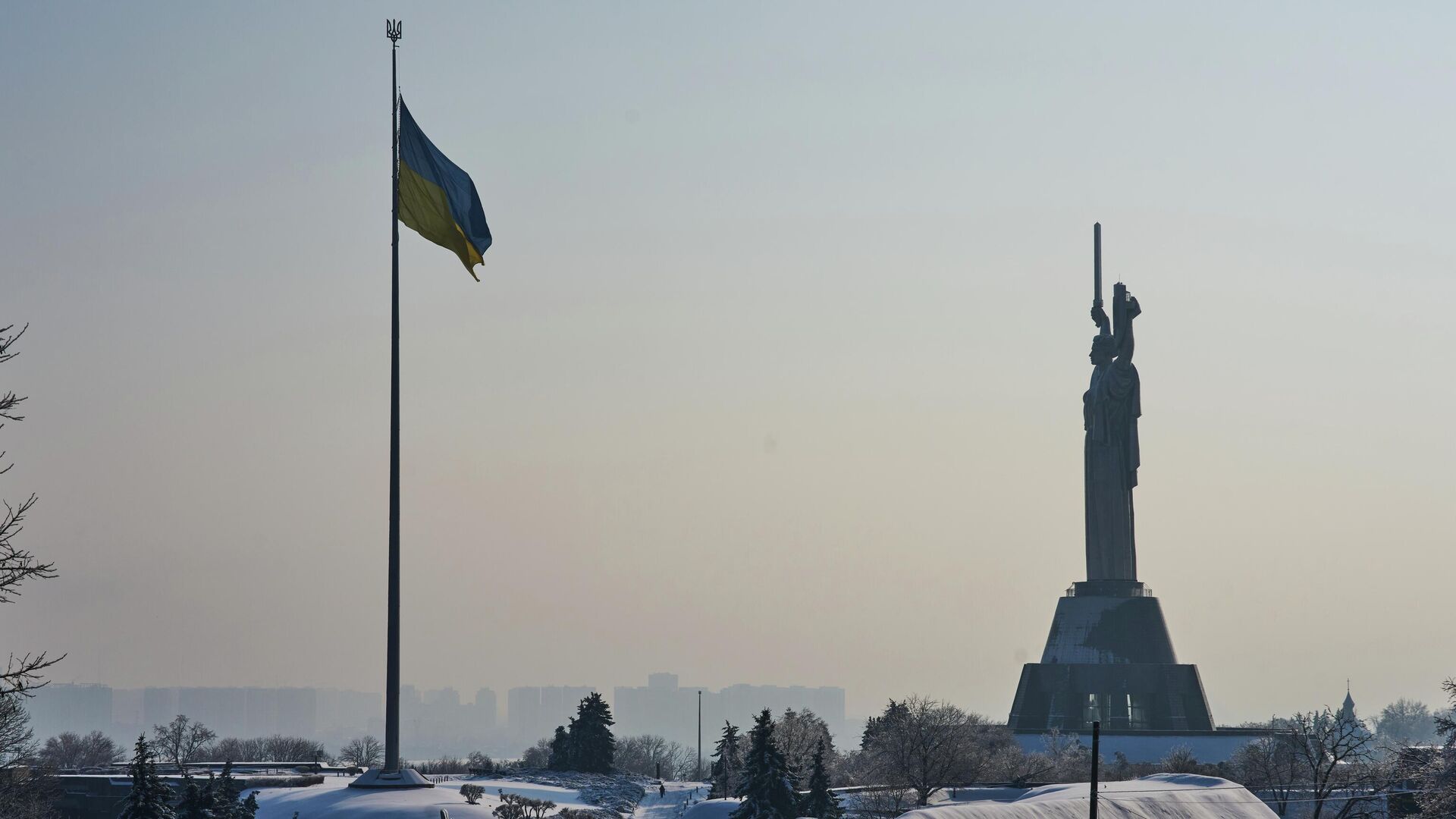 На Украине с 25 февраля введут в оборот номиналом в 200 гривен с нацистским лозунгом