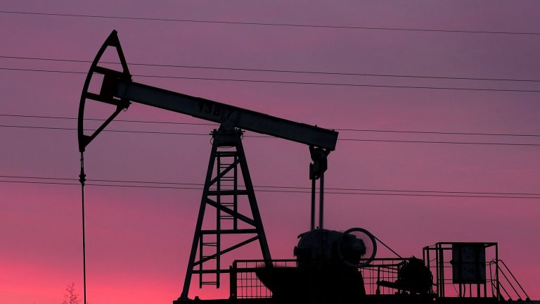 Путин: нефтегазовым компаниям следует направить доходы на погашение долга перед банками