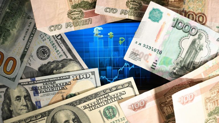 Ващелюк: пауза в покупке валюты Минфином РФ создает условия для падения доллара к 70 руб