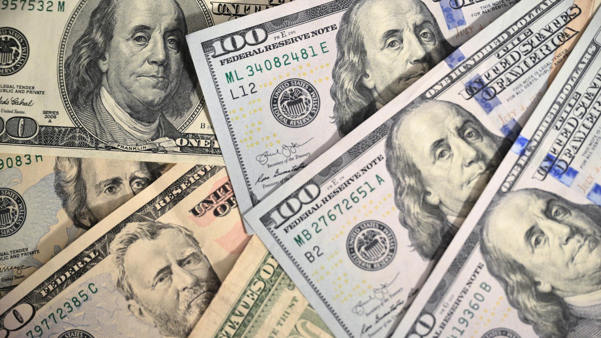 Кутьин: поменять старые доллары проще, разделив их на три части и сравнив курс