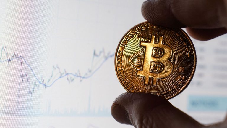 Биткоин дешевеет почти на 5% после ударов по иранскому месторождению «Южный Парс»