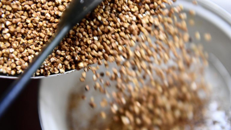 «Страна.ua»: на Украине начался дефицит гречки, цена выросла вдвое