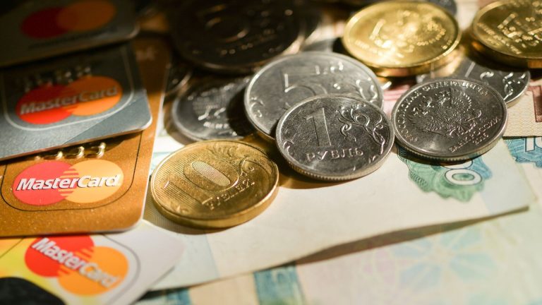 Глухова: «бесплатное» снятие денег с кредитки обернется серьезными долгами