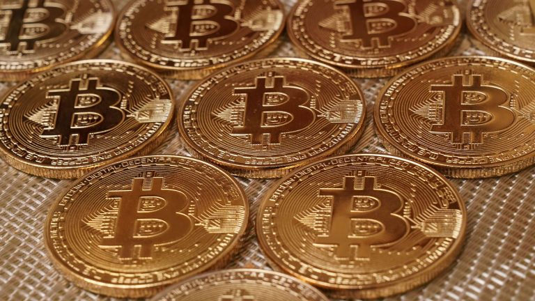 Стоимость биткоина превысила 77 тысяч долларов впервые с 3 февраля