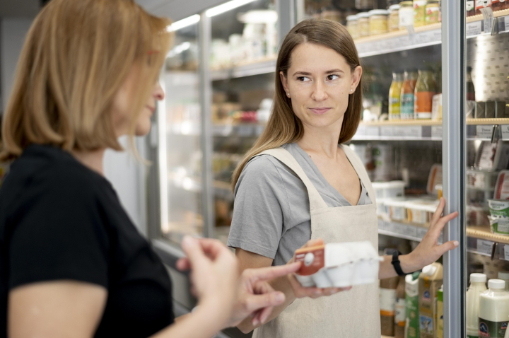 В Москве и Петербурге падает спрос на линейный персонал в торговле и логистике