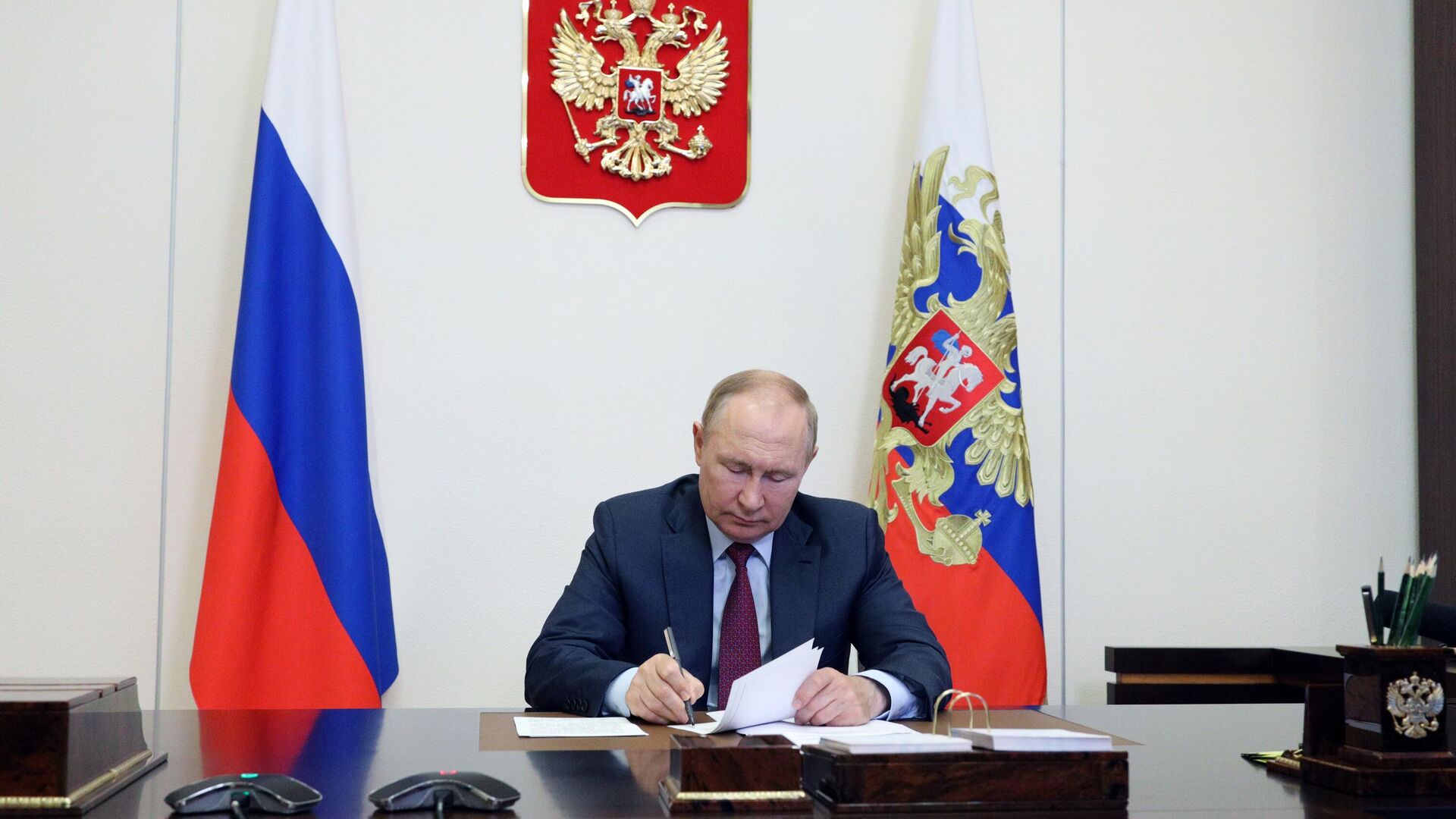 Путин подписал закон об аресте имущества релокантов за преступления против России