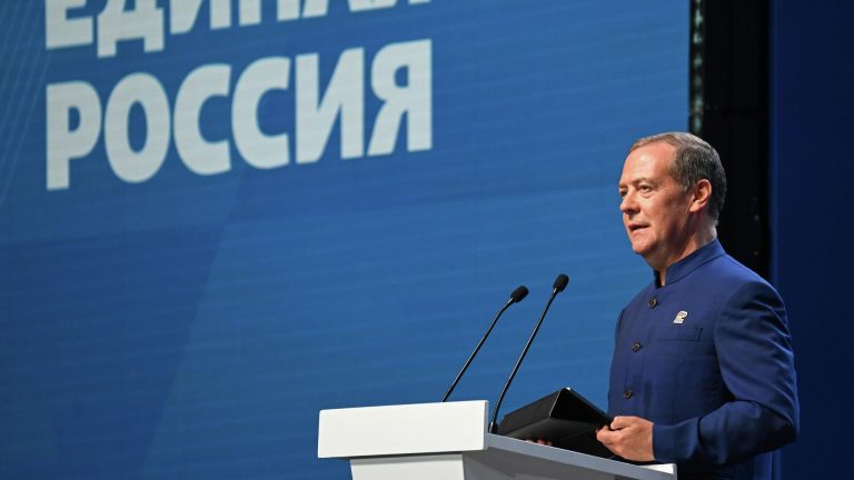 Медведев: РФ необходим технологический суверенитет и лидерство по важным направлениям