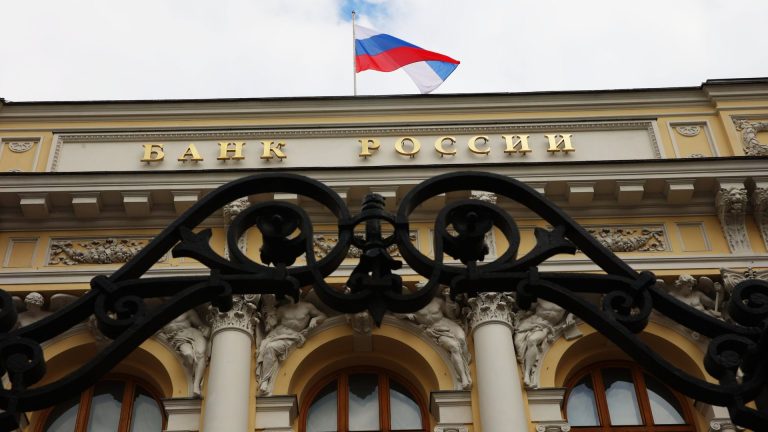 Золотой запас ЦБ в июне опустился до минимума с февраля 2020 года